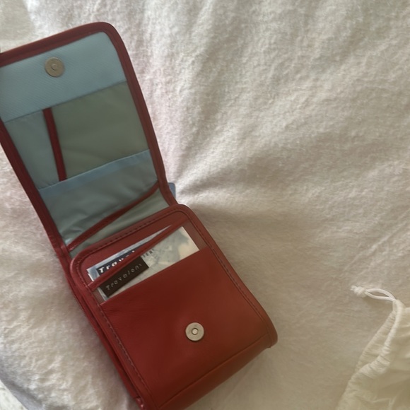 Travel on travel easier Crossbody zippered bag in red from 2008 never used - Picture 3 of 7